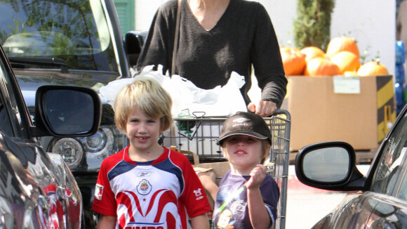 Sharon Stone : Derrière son chariot avec Quinn et Laird, elle reste glamour