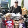 Sharon Stone fait des courses bio avec ses deux fils Laird et Quinn, à Los Angeles, le 10 octobre 2011.