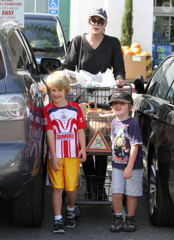 Sharon Stone fait des courses bio avec ses deux fils Laird et Quinn, à Los Angeles, le 10 octobre 2011.