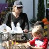 Sharon Stone pousse le cadis et fait des courses avec ses deux fils Laird et Quinn, à Los Angeles, le 10 octobre 2011.