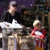 Sharon Stone fait des courses avec ses deux fils Laird et Quinn, à Los Angeles, le 10 octobre 2011.