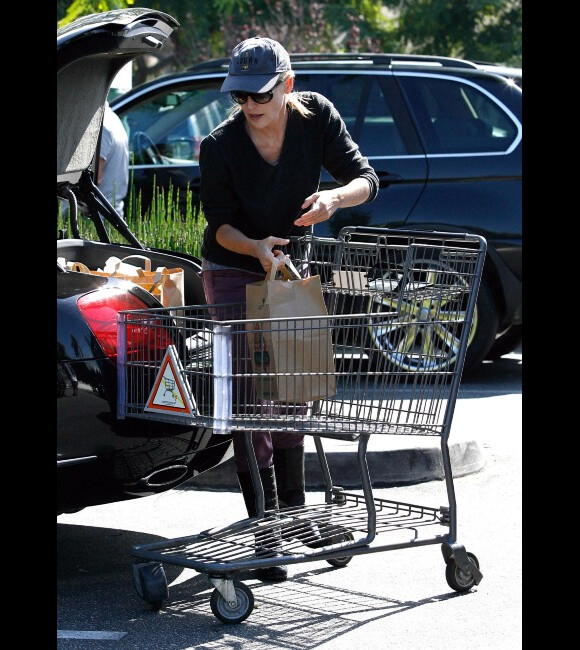 Sharon Stone fait des courses, à Los Angeles, le 10 octobre 2011.