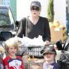 Sharon Stone fait des courses avec ses deux fils Laird et Quinn, à Los Angeles, le 10 octobre 2011.