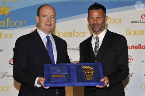 Le prince Albert de Monaco et Ryan Giggs lors des Golden Foot, le lundi 10 octobre 2011.