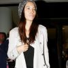 Jessica Biel radieuse au naturel tout juste arrivée de Paris, foule le sol de l'aéroport de Los Angeles. Le 10 octobre 2011