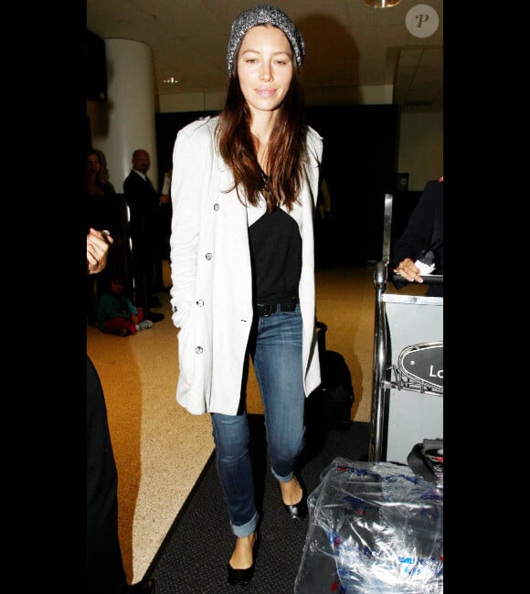 Jessica Biel tout juste arrivée de Paris, foule le sol de l'aéroport de Los Angeles. Le 10 octobre 2011