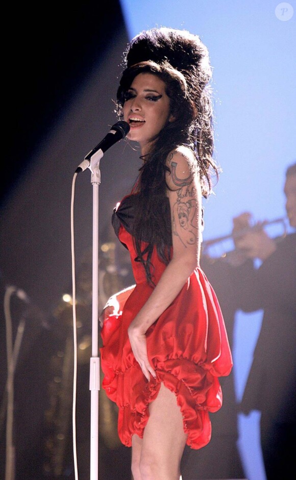 Amy Winehouse sur la scène des Brit Awards, à Londres, le 14 février 2007.