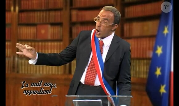 Nikos Aliagas entre dans la peau de Jacques Chirac dans La nuit nous appartient, sur Comédie+ dans l'émission diffusée le jeudi 13 octobre 2011.