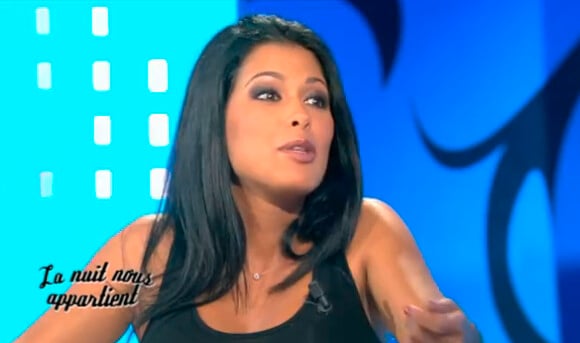 Ayem répond aux questions de Mustapha El Atrassi dans La nuit nous appartient, sur Comédie+ dans l'émission diffusée le jeudi 13 octobre 2011.