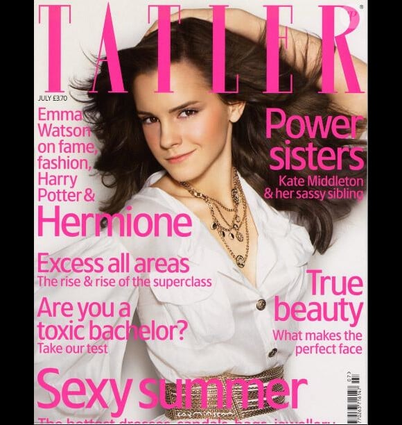 Une Emma Watson aux cheveux longs et bruns fait la Une du magazine Tatler. Juillet 2007.