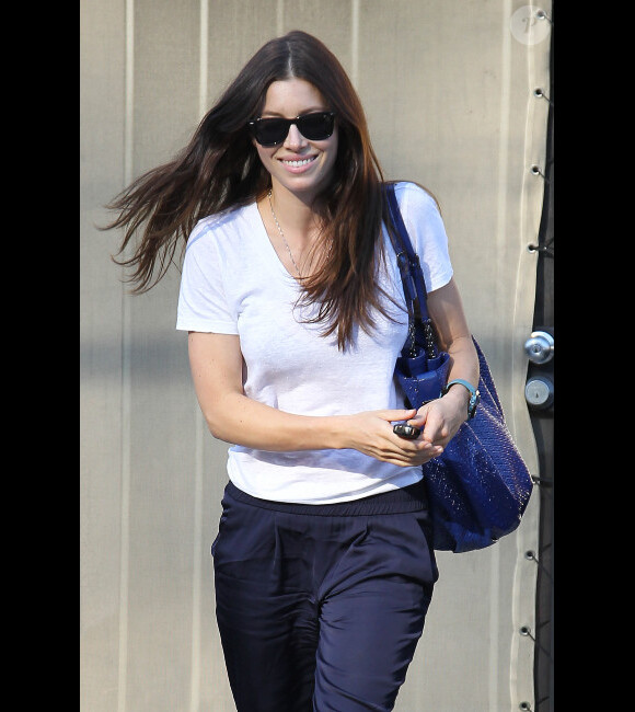 Jessic Biel affiche un large sourire à Los Angeles; La star est fière de son style et de son sac Tod's ! Le 12 octobre 2011