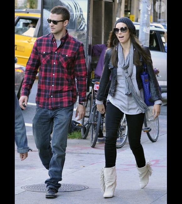 Jessica Biel en compagnie de Justin Timberlake fin septembre 2011. Elle ne lâche pas son sac Tod's en cuir verni bleu