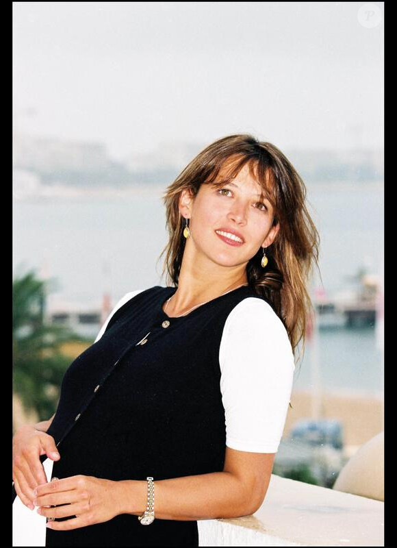 Sophie Marceau continue de jouer avec sa chevelure. Cette fois, la star illumine Cannes avec des mèches blondes et très peu de maquillage. Elle souligne simplement sa bouche délicieuse. 18 mai 1995