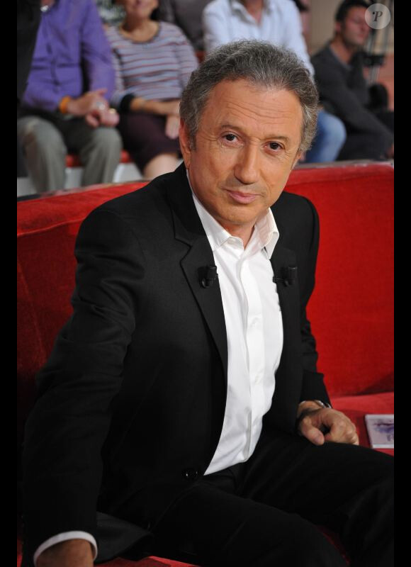 Michel Drucker lors de l'enregistrement de Vivement Dimanche diffusé le 16 octobre 2011 sur France 2