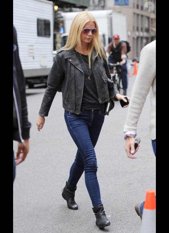 Gwyneth Paltrow se la joue rock dans les rues de Manhattan, pour le tournage de son nouveau film Thanks For Sharing. New York, le 13 octobre 2011.