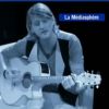 Un candidat qui semble complètement loufoque et joue de la guitare dans le noir dans les premières images exclusives de L'amour est aveugle saison 2