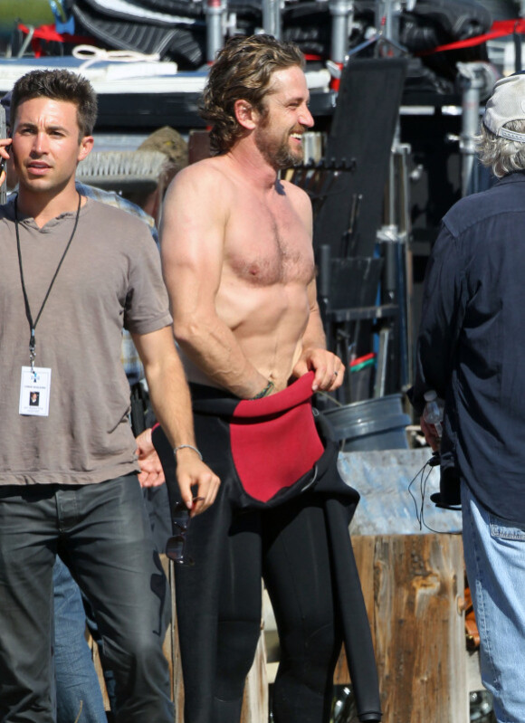 Gerard Butler se donne un petit coup de main sur le tournage de Of Men and Mavericks, le 11 octobre 2011 à Los Angeles.