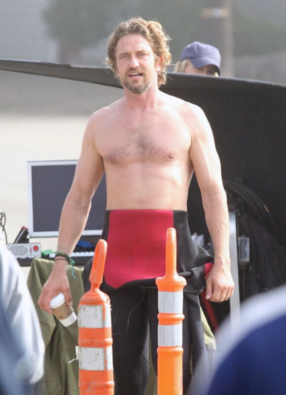 Gerard Butler, torse nu, sur le tournage de Of Men and Mavericks, le 11 octobre 2011 à Los Angeles.