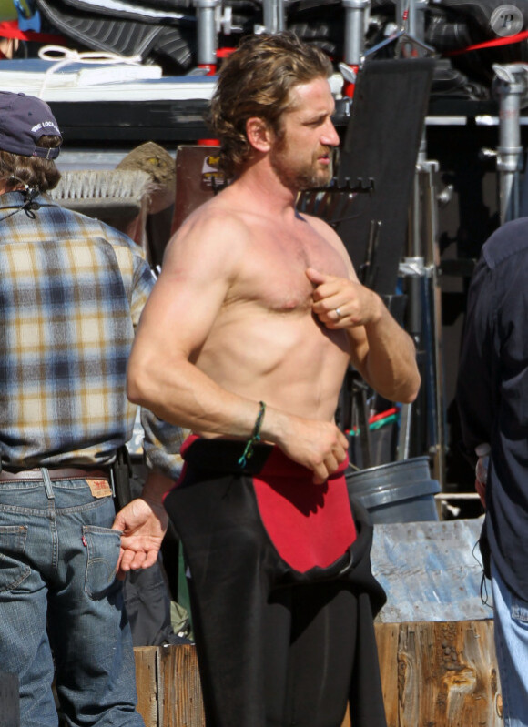 Gerard Butler se carresse sur le tournage de Of Men and Mavericks, le 11 octobre 2011 à Los Angeles.
