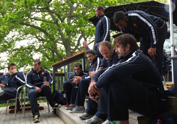 Julien Pierre, William Servat, David Marty, Thierry Dusautoir et des membres de l'équipe de France le 17 octobre 2011 à Riverhead au nord-ouest d'Auckland