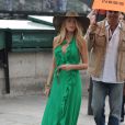 Blake Lively alias Serena Van der Woodsen dans Gossip Girl : robe verte Haute Hippie et jolie capeline pour profiter des bords de Seine  