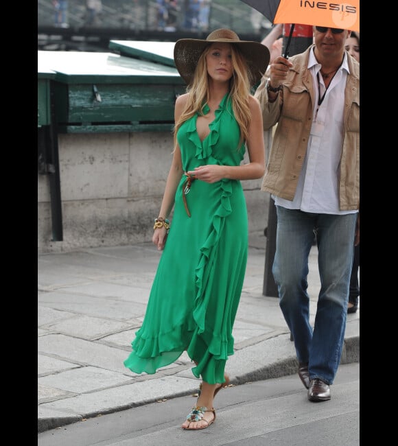 Blake Lively alias Serena Van der Woodsen dans Gossip Girl : robe verte Haute Hippie et jolie capeline pour profiter des bords de Seine 