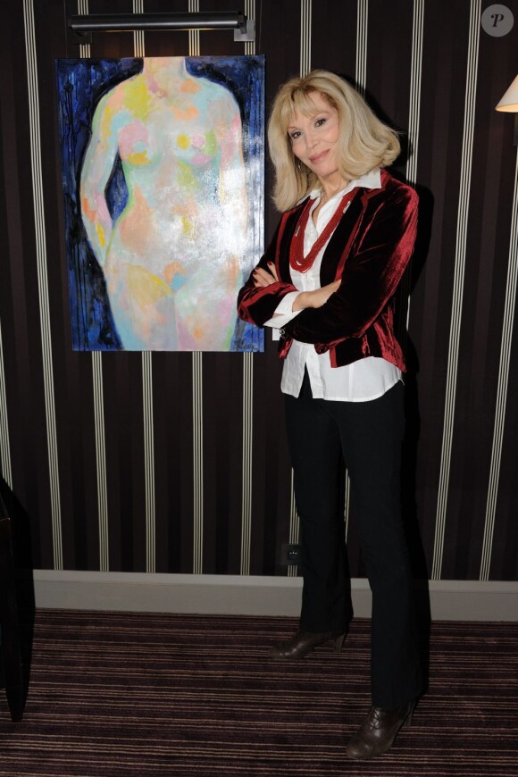 Amanda Lear devant l'une de ses toiles à l'hôtel Mathurin, le 18 octobre 2011