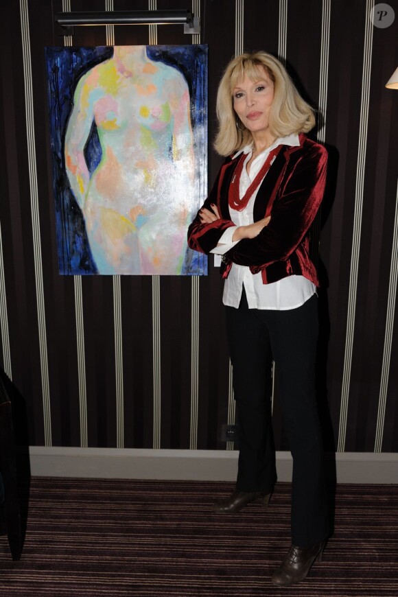 Amanda Lear à l'hôtel Mathurin, présente ses toiles et son livre, le 18 octobre 2011