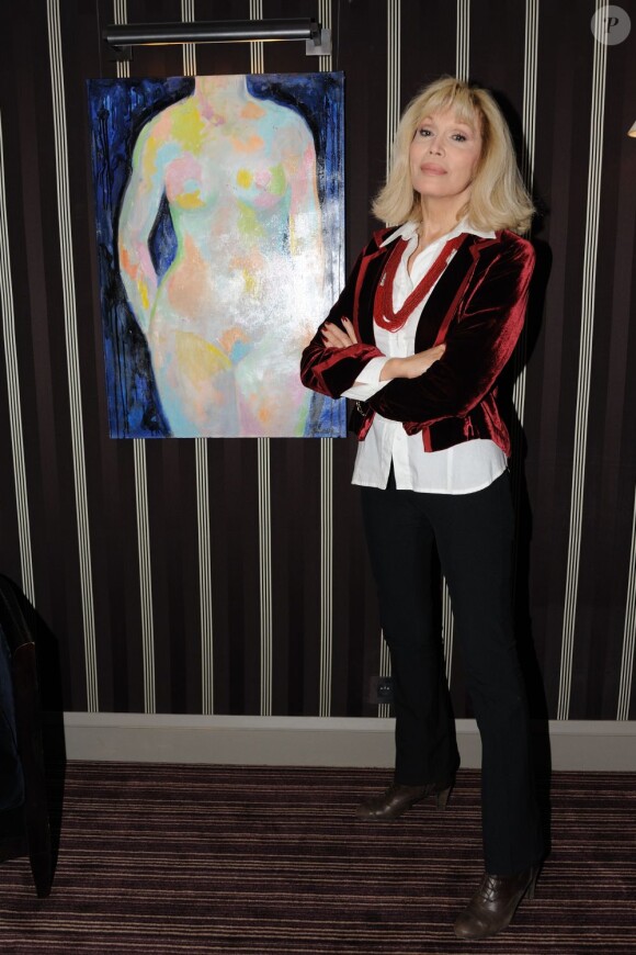 Amanda Lear à l'hôtel Mathurin, présente ses toiles et son livre, le 18 octobre 2011
