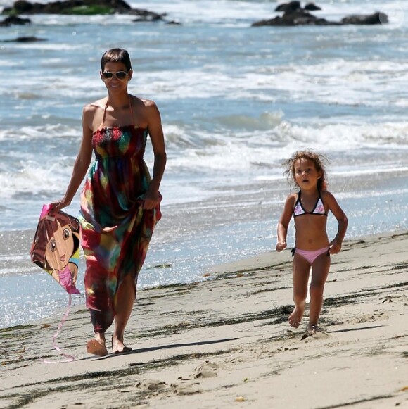 Halle Berry et sa fille Nahla à Malibu en août 2011