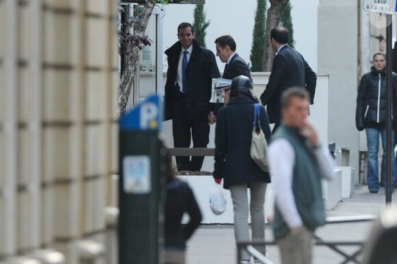 Nicolas Sarkozy rend visite à Carla Bruni, maman d'une petite Giulia depuis le 19 octobre 2011. Le 20 octobre