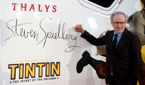 Steven Spielberg s'apprête à monter dans le Thalys aux couleurs des Aventures de Tintin : Le Secret de la Licorne, à Bruxelles, le 22 octobre 2011.