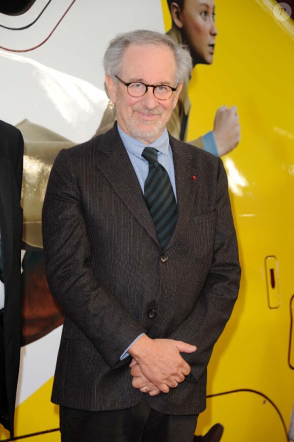 Steven Spielberg s'apprête à monter dans le Thalys aux couleurs des Aventures de Tintin : Le Secret de la Licorne, à Bruxelles, le 22 octobre 2011.