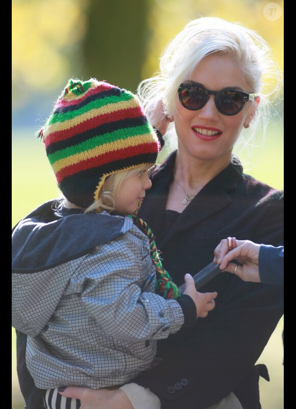 Gwen Stefani se rend dans un jardin public avec ses enfants, Zuma et Kingston, samedi 22 octobre 2011.