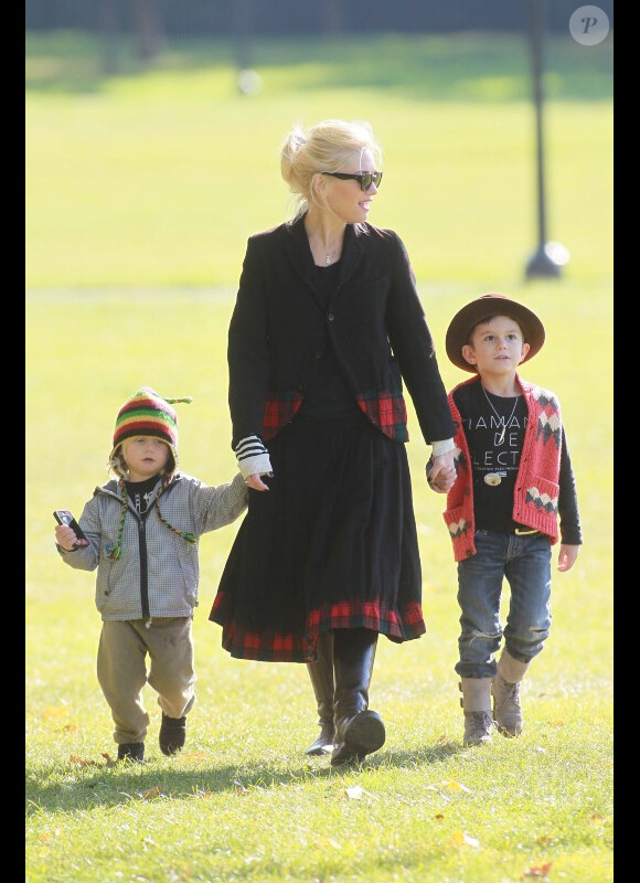 Gwen Stefani se rend dans un jardin public avec ses enfants, samedi 22 octobre 2011.