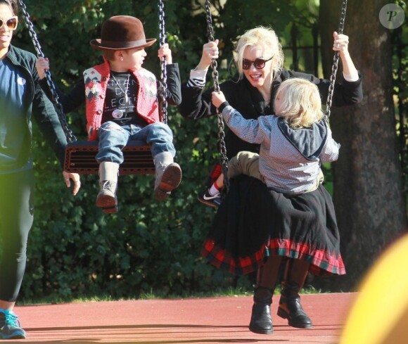 L'inépuisable Gwen Stefani, maman de choc, se rend dans un jardin public avec ses enfants, samedi 22 octobre 2011.