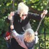 Gwen Stefani fait de la balançoire dans un jardin public avec ses enfants, samedi 22 octobre 2011.