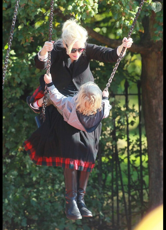 Gwen Stefani fait de la balançoire dans un jardin public avec ses enfants, samedi 22 octobre 2011.