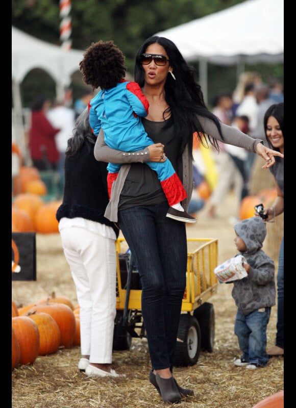 Kimora Lee chez Mr Bone's Pumpkin Patch à Los Angeles le 22 octobre 2011.