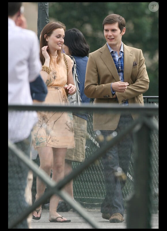 Blair et son fiancé le prince Louis forment à Paris un beau couple dans Gossip Girl