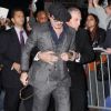 Johnny Depp sous bonne garde, à New York le 25 octobre 2011 pour la projection de Rhum Express