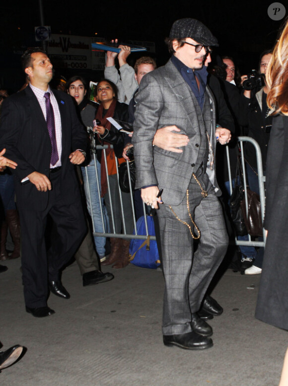Johnny Depp sous haute protection, à New York le 25 octobre 2011 pour la projection de Rhum Express