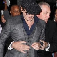 Johnny Depp sous protection très rapprochée
