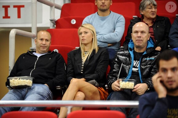 Maria Sharapova au Sinan Erdem Dome le 23 octobre 2011, observant son fiancé Sasha Vujacic en plein match avec son club de l'Anadolu Efes.