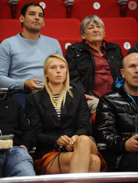 Maria Sharapova à Istanbul le 23 octobre 2011, observant son fiancé Sasha Vujacic en plein match avec son club de l'Anadolu Efes.