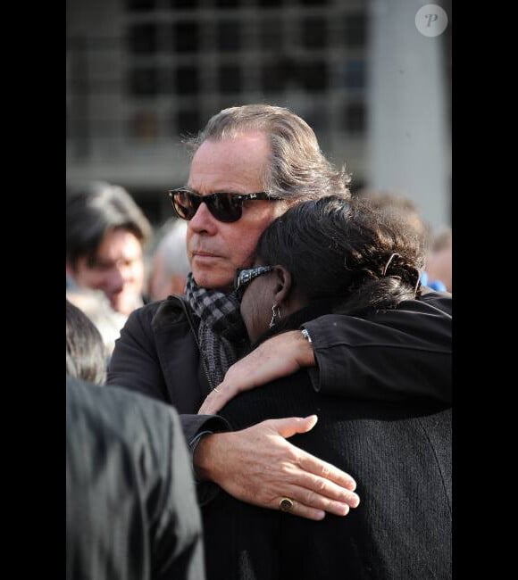 Michel Leeb et Sylviane Codjia, la compagne de Jean Amadou, lors des obsèques de Jean Amadou au Père-Lachaise, le 27 octobre 2011