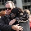 Michel Leeb et la compagne de Jean Amadou, Sylviane Codjia, en pleurs lors des obsèques de Jean Amadou au Père-Lachaise, le 27 octobre 2011