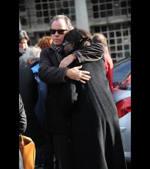 Michel Leeb et la compagne de Jean Amadou, Sylviane Codjia, en pleurs lors des obsèques de Jean Amadou au Père-Lachaise, le 27 octobre 2011