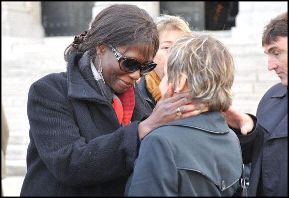 Sylviane Codjia, la dernière compagne de Jean Amadou lors de ses obsèques au Père Lachaise, le 27 octobre 2011