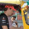 Jenson Button tente de comprendre le fonctionnement de son tuk-tuk le 27 octobre 2011 sur le circuit de Buddh en Inde